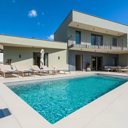 Golden Hill Vila