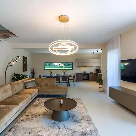 Golden Hill Vila
