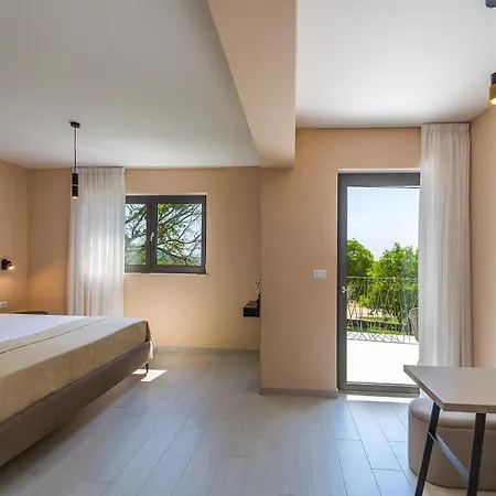 Golden Hill Vila