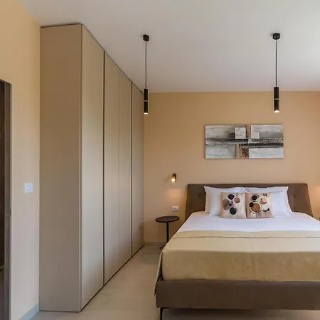 Golden Hill Vila *