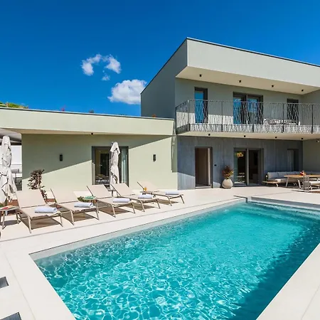 Golden Hill Vila *